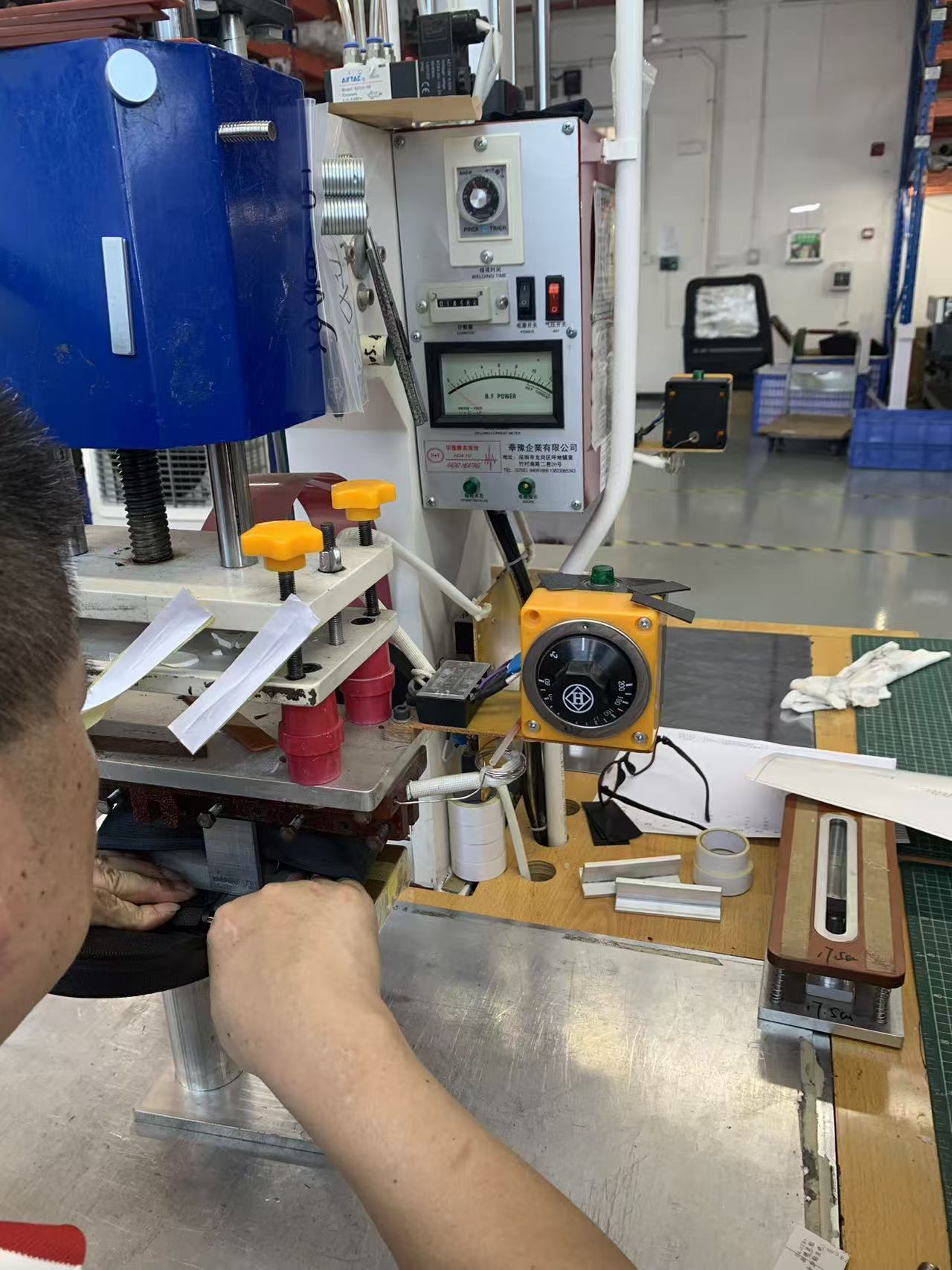 27.12 MHz high-frequency welding station fusing TPU cooler bag panels with in-line weld inspection 27.12 MHz high-frequency welding station fusing TPU cooler bag panels with in-line weld inspection